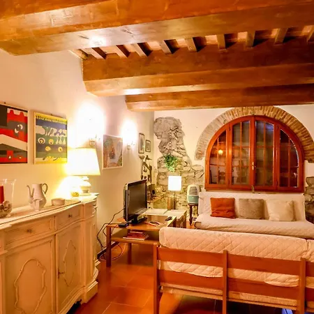 Tuscan Rustic House - With Garden, Wi-fi Cireglio