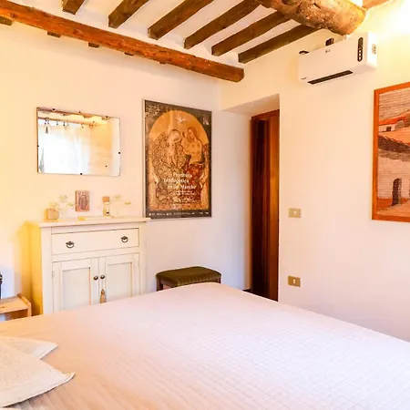 Tuscan Rustic House - With Garden, Wi-fi Apartman *